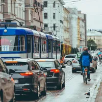 3 întrebări pentru carnet, la care și șoferii „brătrâni” greșesc. Depășirea tramvaiului e complicată - Foto: pexels.com/Vlad Fonsark - Imagine cu rol ilustrativ
