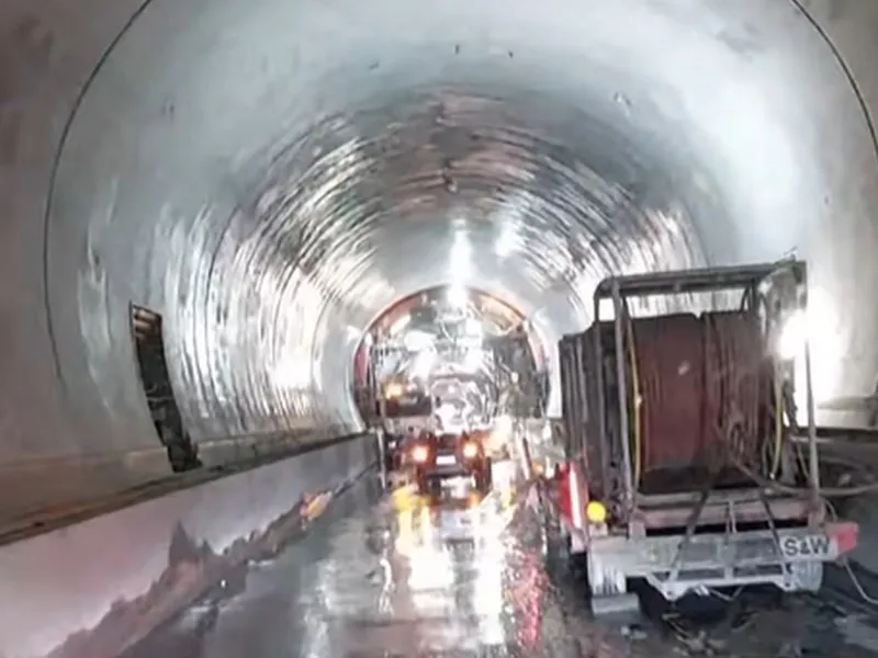 Imagini istorice! Prima călătorie cu autocarul prin primul tunel de autostradă din România - Foto: captură video