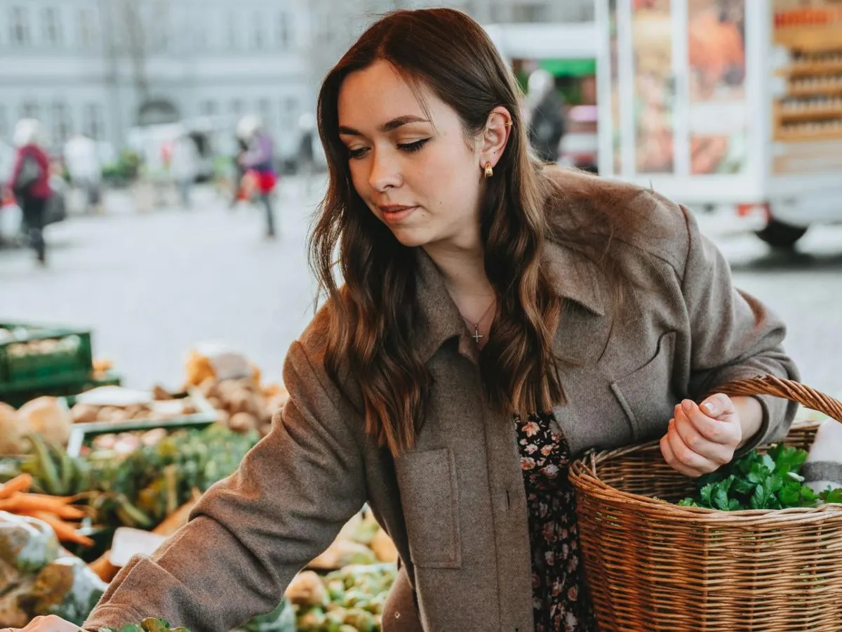 Femeie la shopping în piaţa de legume şi fructe, în SUA - Foto: Pexels/Alesia Kozik
