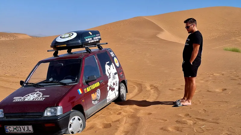 Aventură extremă! Doi români au traversat Europa, Africa și Asia cu un Tico. „Dor de slănină” - Foto: Facebook/Coast 25 Coast