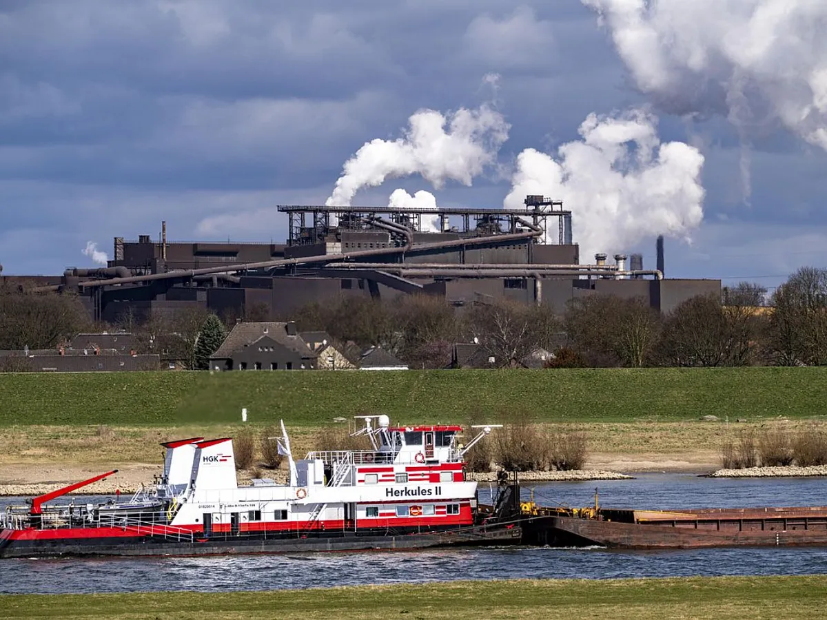 Oţelăria Thyssenkrupp Steel Oxygen 2, cu o capacitate anuală de 5,4 milioane de tone, produce oțel brut din fontă. E cea mai mare oțelărie TKS din Duisburg - Foto: Profimedia Images