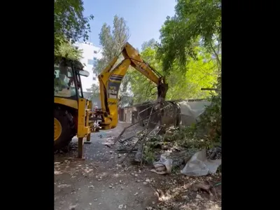 Primăria S1 a intrat cu buldozerele în garajele și construcțiile ilegale din zona Gara de Nord - Foto: captură video