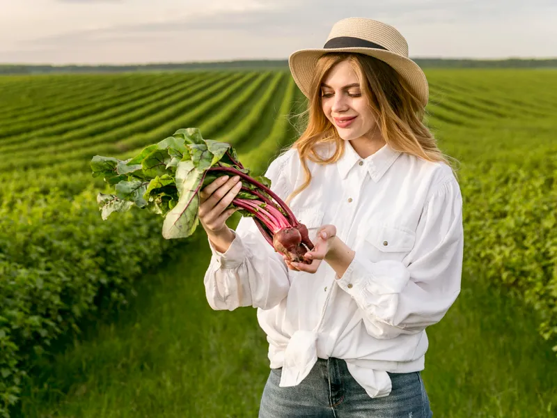 Tânără cultivatoare pe câmp - Foto: Freepik