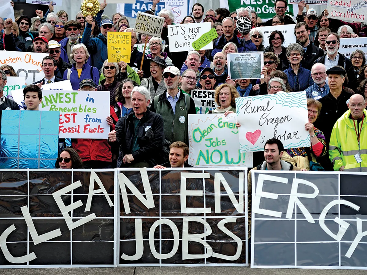 LOCURI DE MUNCĂ AFECTATE Ecologiștii cer crearea de locuri de muncă în sectorul energiei curate la un miting din martie 2017 în Salem, Oregon. Stimulentele din legislația din 2022 au impulsionat sectorul