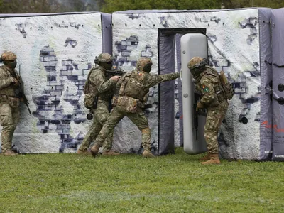 Descinderi în forță la o unitate militară din Sibiu. Militari acuzați că au furat combustibil - Foto: Facebook/ MApN (rol ilustrativ)