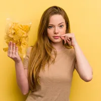 Chipsuri, cârnații, desertul favorizează apariția cancerului. Ce alimente luptă cu cumplita boala? - Foto: Freepik