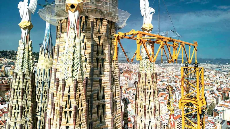 Două macarale Liebherr ajută biserica să ajungă la termenul de finalizare din 2026