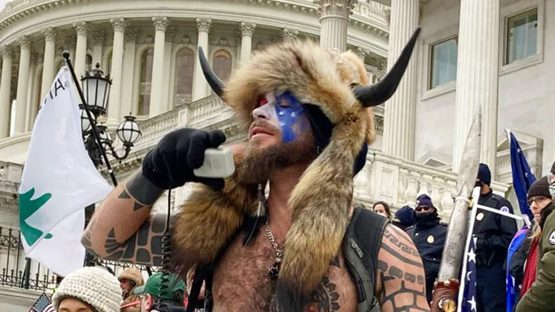 Jake Angeli, alias QAnon Shaman Foto: skynews