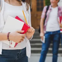 Anchetă, la un liceu din Huedin. Un profesor de 55 de ani, arestat. Ce le-a făcut unor eleve la oră - Foto: Freepik (Imagine cu rol ilustrativ)