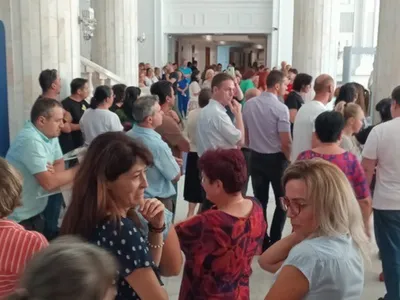 Protest spontan, în Ministerul Finanțelor. Angajații nemulțimiți de OUG-ul austerității - Foto: news.ro
