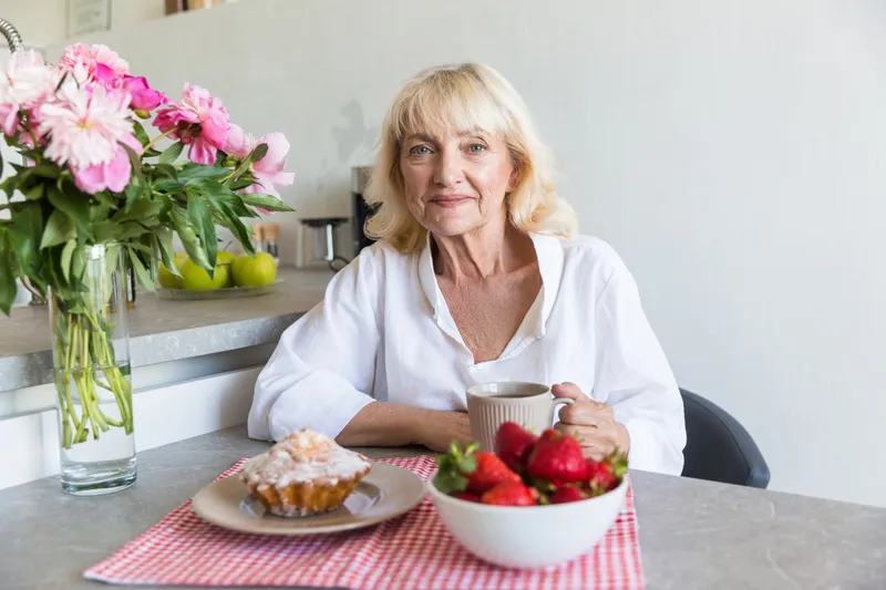 Pensionară măn&acirc;ncă la pensie - Foto: Freepik