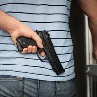 Jaf armat la o bancă din Iași. Un bărbat a scos pistolul și a cerut toți banii. Ce răspuns a primit? - Foto: Profimedia images - Caracter ilustrativ