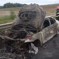 FOTO Mașină făcută „scrum” pe autostrada A1 Deva-Sibiu. Pasagerii s-au salvat în ultimul moment/FOTO: ISU Hunedoara