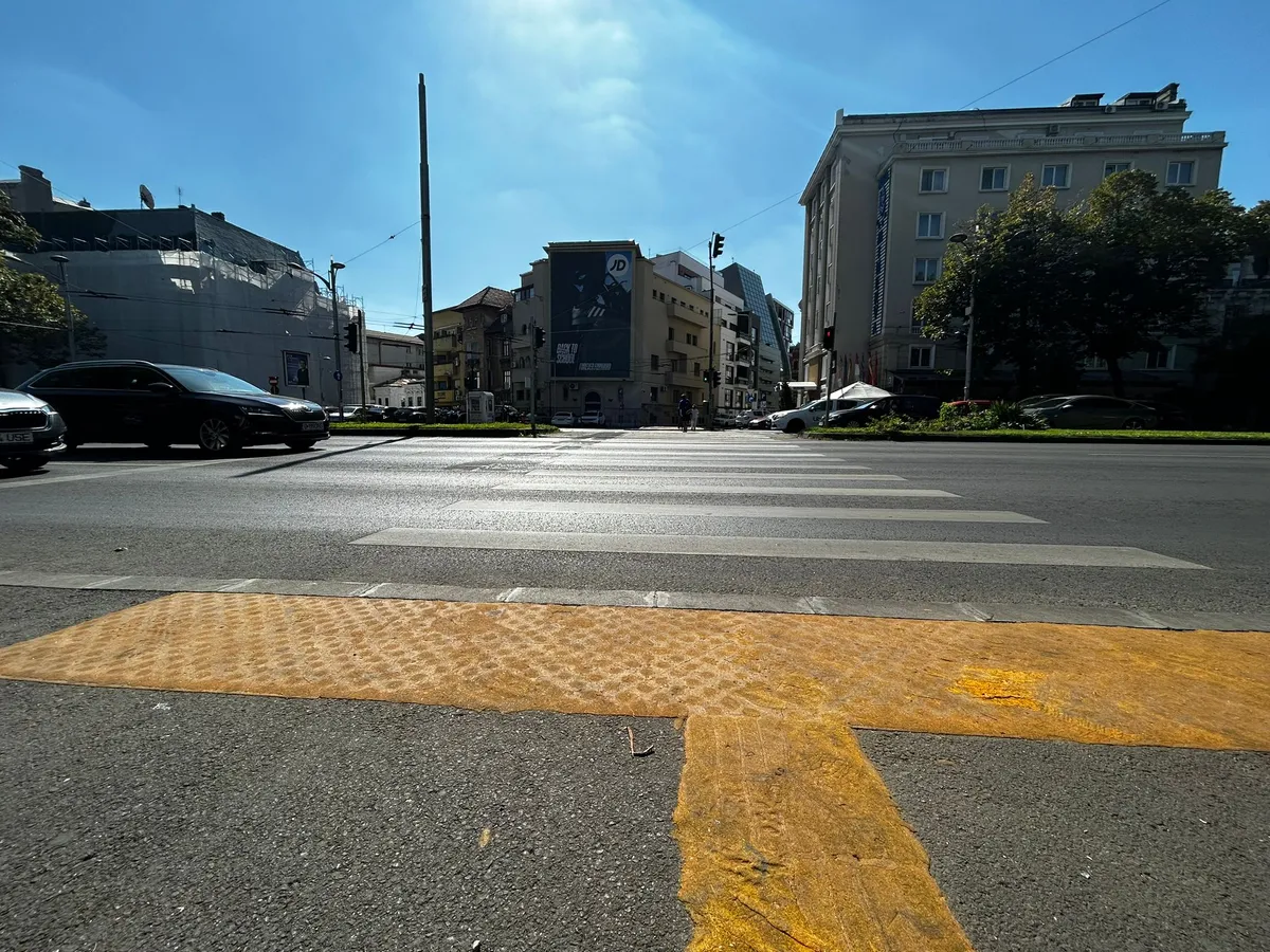 Primăria Municipiului București, prin Administrația Străzilor, a instalat marcaje tactile pentru nevăzători pe trotuarele bulervardului Lascăr Catagiu - Foto: Newsweek