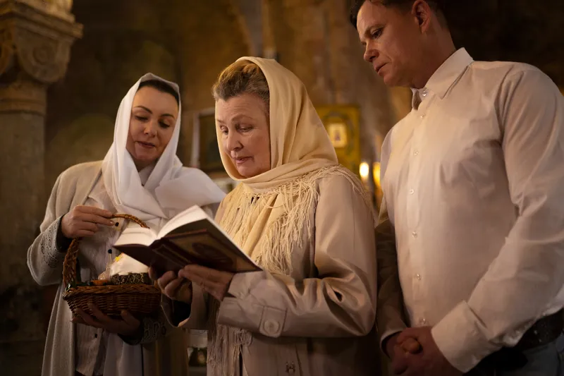 Persoane la biserică - Foto: Freepik (Imagine cu rol ilustrativ)