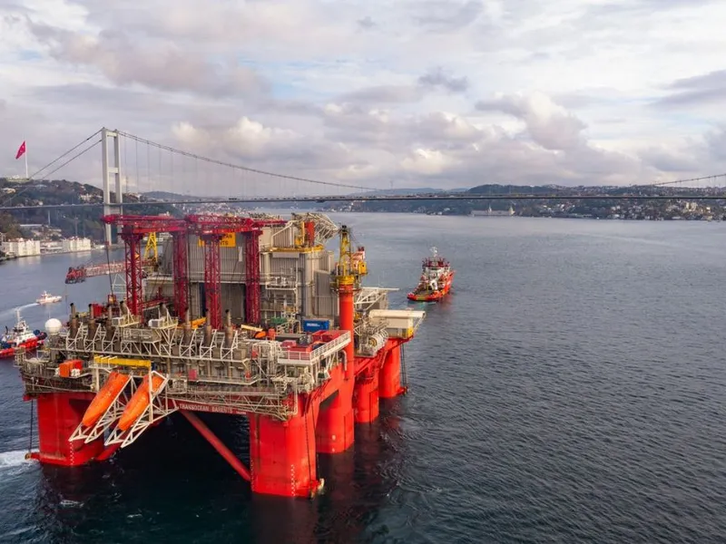 Platforma Transocean Barents trecând prin Bosfor, prin apele Turciei, stat direct interesat de exploatarea de la Neptun Deep - Foto: Profimedia Images