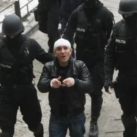 Costel Corduneanu, escortat de mascați/FOTO: g4media.ro