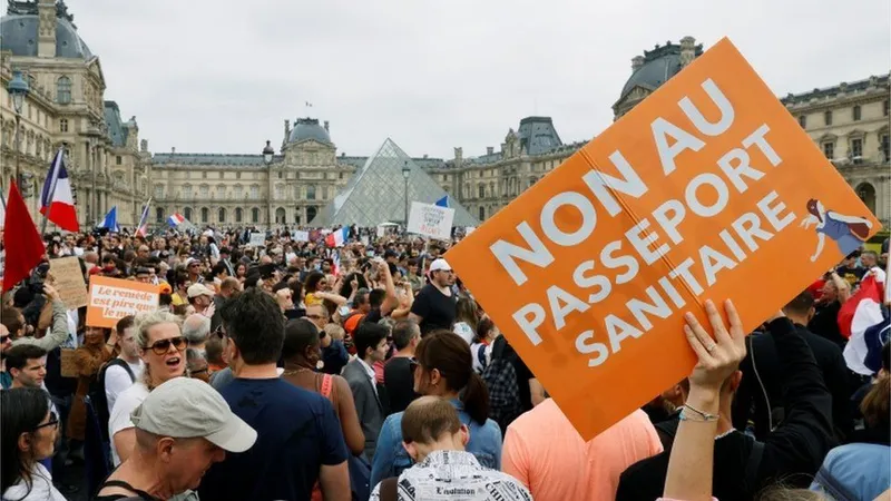 Franţa a validat permisul sanitar şi vaccinarea anti-COVID obligatorie a personalului medical. / Foto: bbc.com