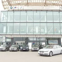 SOLUȚIE ECOLOGICĂ.  Zece BMW-uri care se alimentează și la priză: șapte BMW Active Tourer 225xe, un BMW 530e, un BMW X5 xDrive40e şi un BMW 740Le xDrive