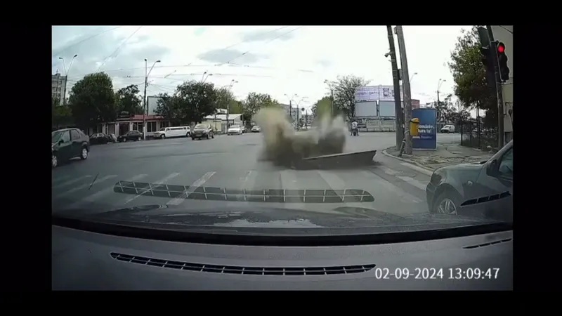 Pericol extrem! O magistrală de gaze de sub un bulevard din București a explodat - Foto: captură video