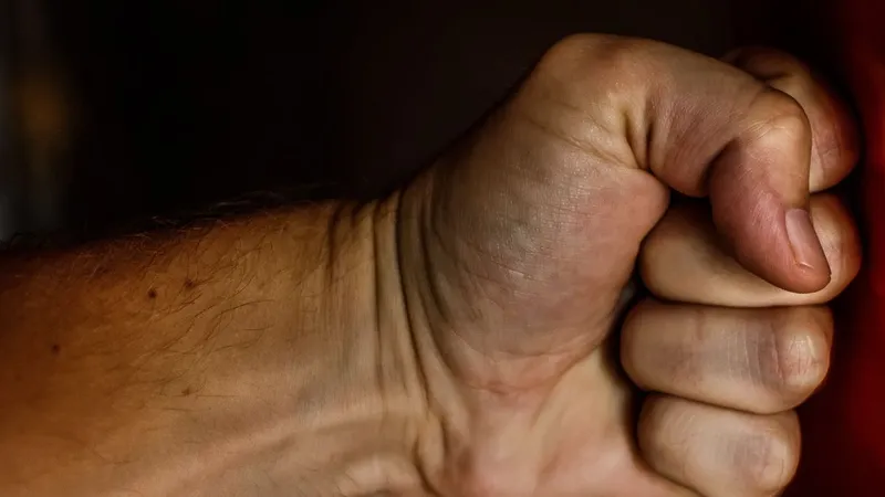 "A vrut să stingă ţigara pe mine!". Primarul unui sat este acuzat că l-a bătut pe preot - Foto: Pexels