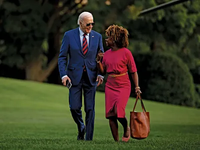 PARTENERIAT DE LUCRU Jean-Pierre îl numește pe Biden „un om empatic și generos“ în cartea sa. În imagine, cei doi se întorc la Casa Albă în mai 2024