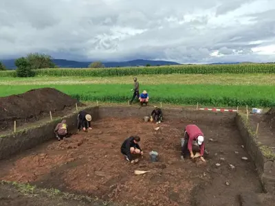 Un sit arheologic vechi de 7000 de ani a fost descoperit în România. Ce au găsit arheologii Foto: facebool/vasile diaconu