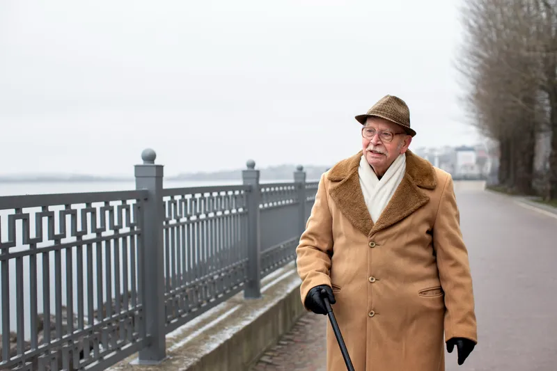 Pensionar se plimbă la pensie - Foto: Frepik