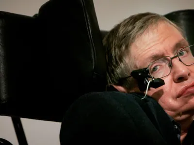 Stephen Hawking, în dosarele Epstein. Fotografie cu fizicianul zâmbind pe un șezlong, alături de două femei în bikini