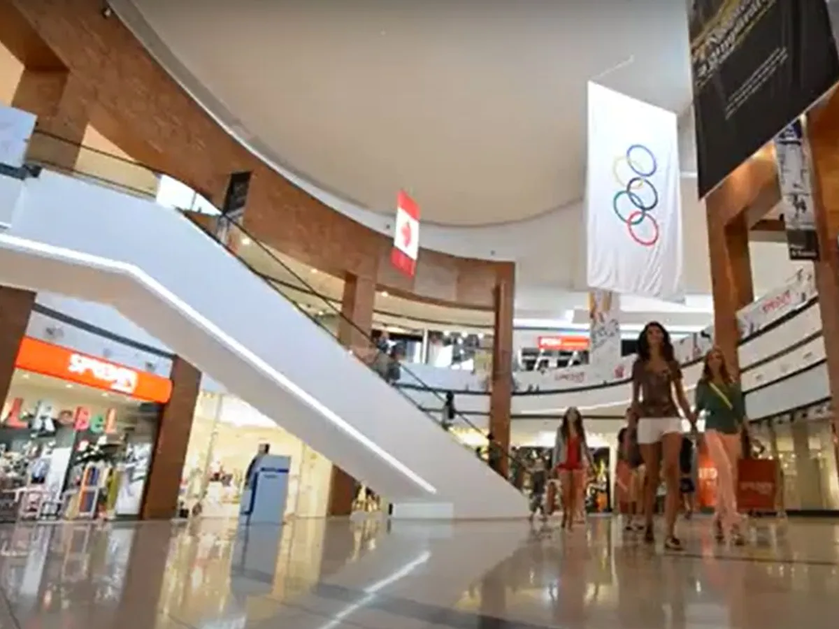 Un fost mall se transformă în agora şi va avea inclusiv o piaţă a producătorilor locali - Foto: captură video YouTube/Mircea Moisescu