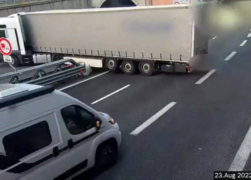 Un șofer de TIR a întors în mijlocul unei autostrăzi din Italia. / Foto: captură video