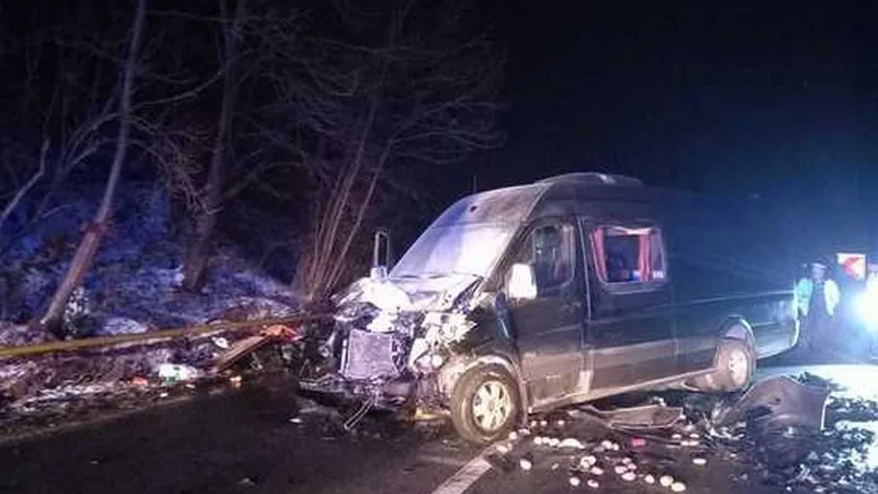 Plan Roşu de Intervenţie: Două dube s-au lovit frontal pe linie continuă, 13 persoane rănite - Foto: News.ro