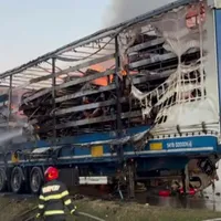 O remorcă a luat foc din senin pe o șosea din România. Pompierii nu știu de la ce  - Foto: ISU