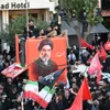 Mulțimi de oameni îndoliați s-au adunat pe o stradă în jurul unui portret al liderului suprem al Iranului, Mojtaba Khamenei, înaintea procesiunii funerare pentru Ali Khamenei Foto: profimediaimages.ro