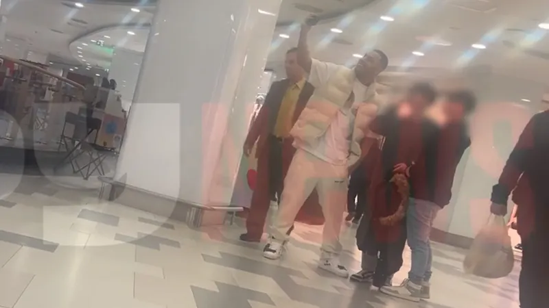 Anchetat pentru droguri, Gheboasă se pozează cu fanii la mall și dă asigurări că nu a „ciripit” - Foto: captură video