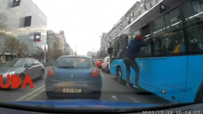 Un bărbat a sărit pe geamul autobuzului în plin trafic. / Foto: digi24.ro