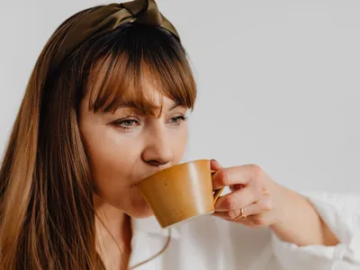 Persoană care bea cafea - Foto: Pexels (Imagine cu rol ilustrativ)