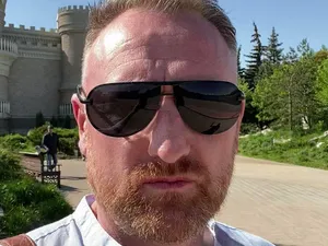 Chay Bowes, jurnalist irlandez de la Russia Today, putinist fervent - Foto: Chay Bowes on Twitter via Pinterest