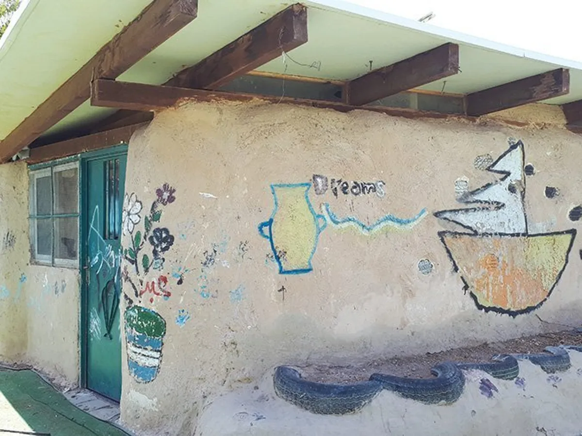 ELIBERARE PRIN EDUCAȚIE În satul de beduini Khan al Ahmar, amenințat cu demolarea de catre israelieni, școala a fost construită din cauciucuri vechi și pământ
