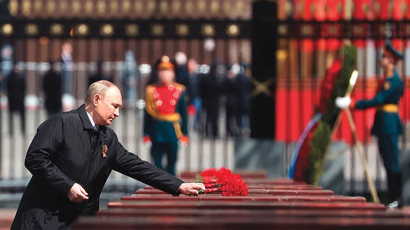 MANIFESTAȚIE Vladimir Putin a defilat pe 9 mai doar cu tancurile în Piața Roșie. S-a abținut să declare, oficial, război Ucrainei - Foto: Profimedia Images