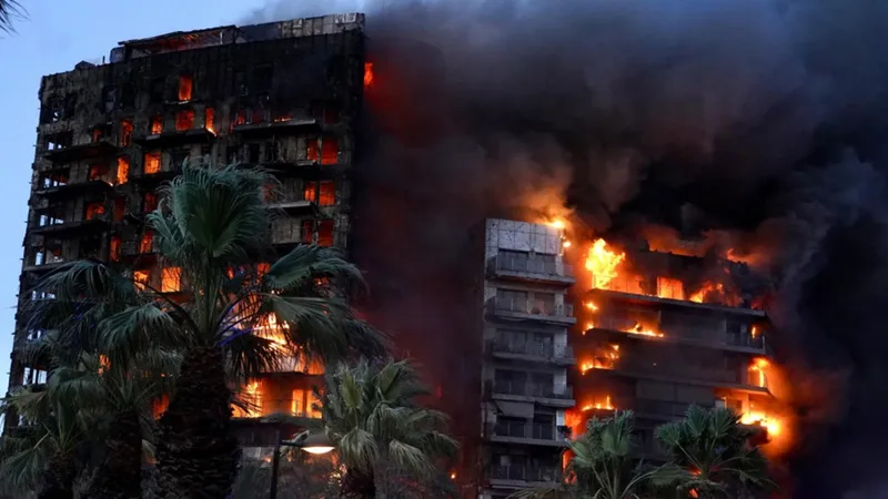 Incendiu devastator la un complex rezidențial din Valencia. Posibil oameni blocați în interior - Foto: Digi 24 /