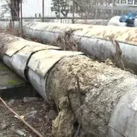 Viața în cel mai sărac cartier al Bucureștiului. Oamenii își usucă hainele pe țevile RADET-ului/FOTO: ProTV