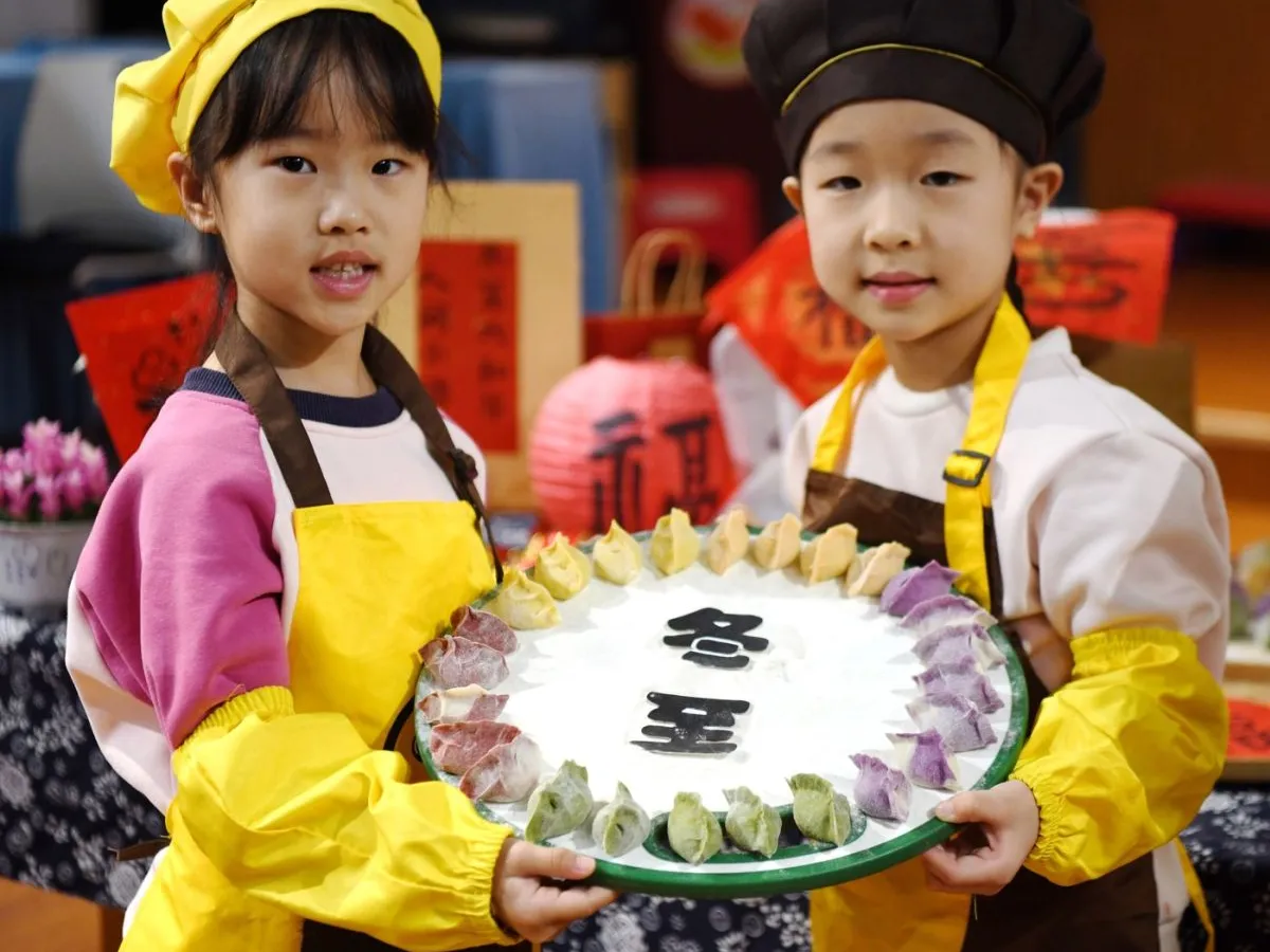 Un băieţel şi o fetiţă din China arată găluştele pe care le-au făcut la grădiniţă - Foto: Profimedia Images