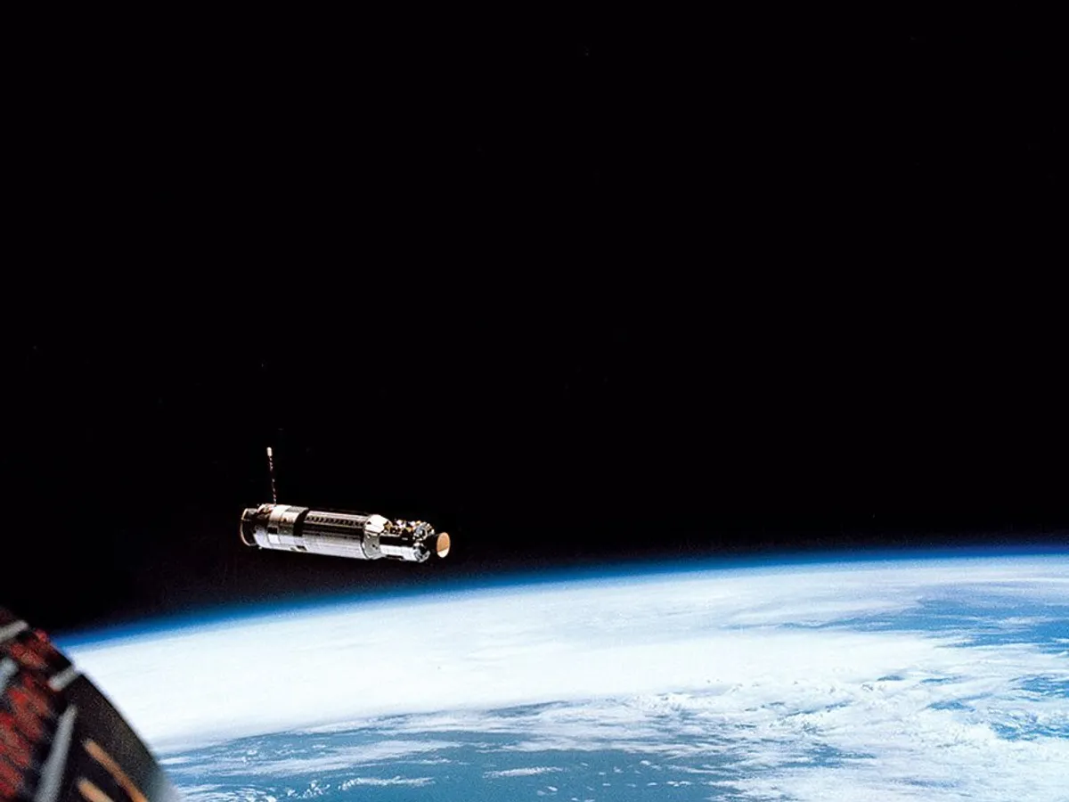 Armstrong ghidează cu delicateţe Gemini pe orbită, aproape de Agena