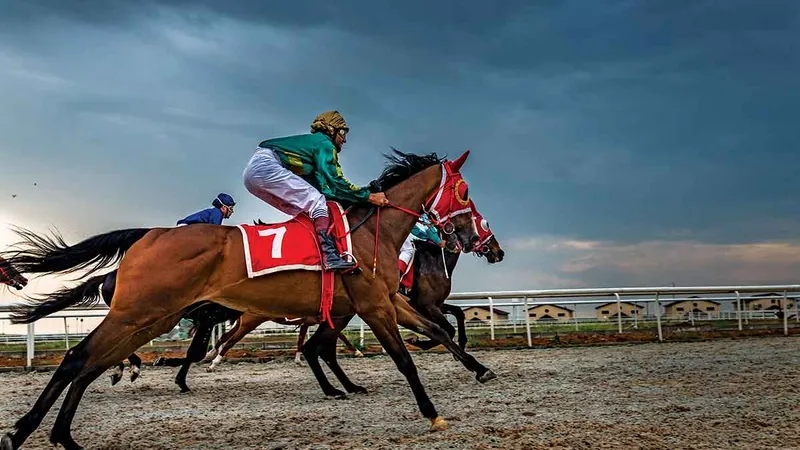 Curse de cai într-o după-amiază furtunoasă la Erbil International Equestrian Club din Erbil, capitala regiunii Kurdistan