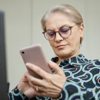 Pensionar așteptând să intre pensia pe card - Foto: Freepik