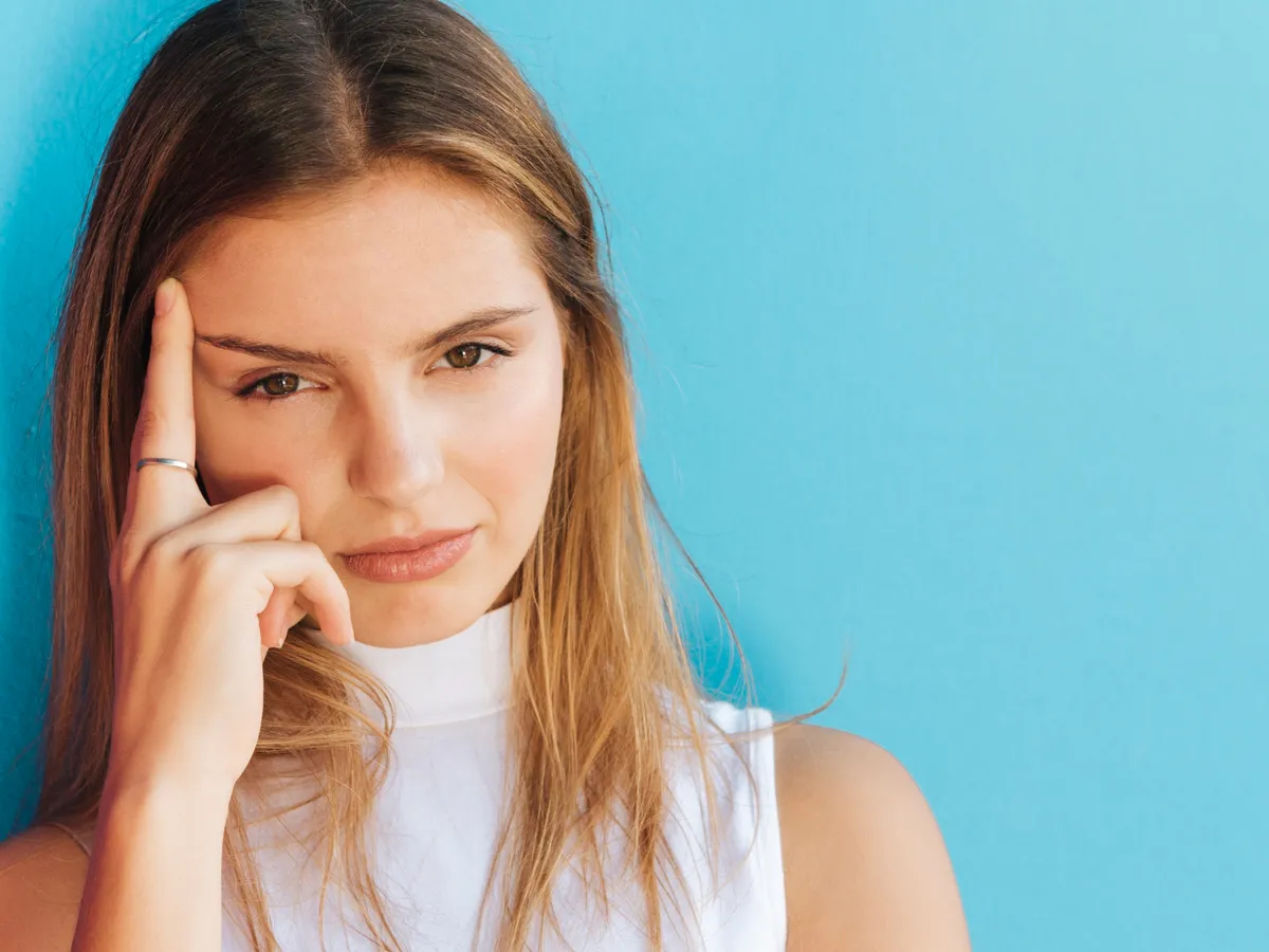 Cum să-ți faci sprâncenele în 2026? A revenit trendul anilor 90. Te întinerește