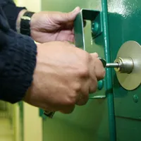 Un tânăr a preferat să stea 150 de zile la închisoare decât să plătească o amendă de 3.000 de lei - Foto: Profimedia images