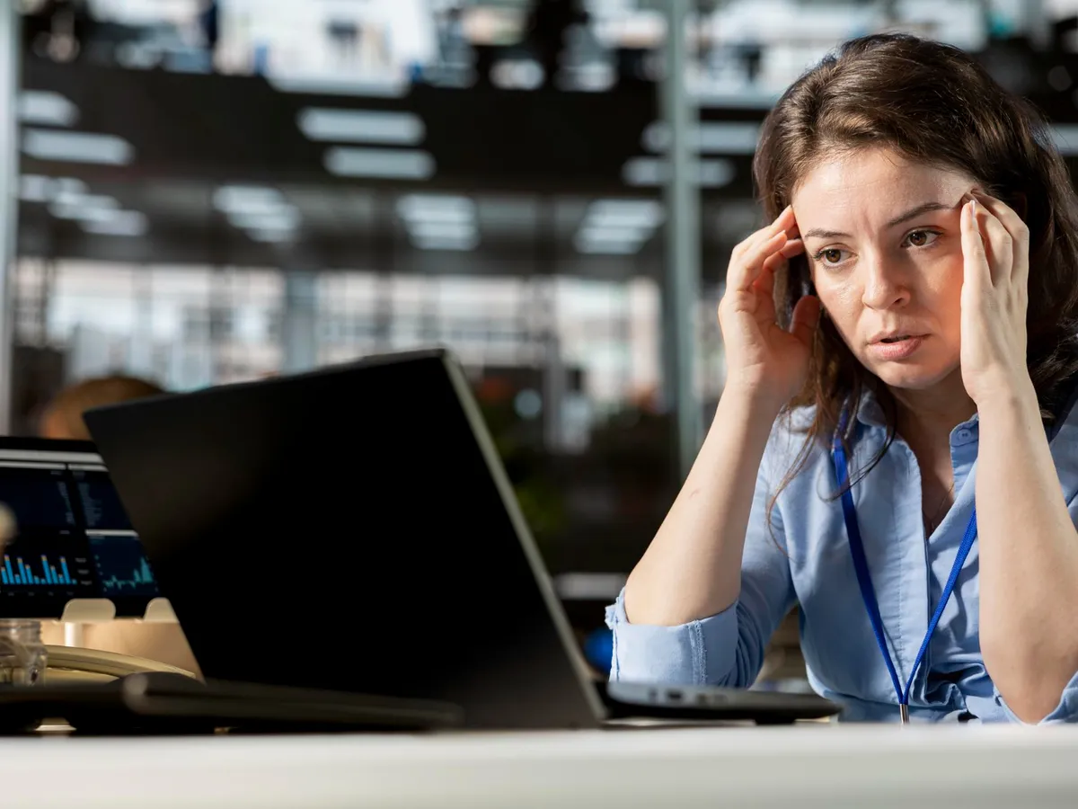 Femeie la birou - Foto: Freepik