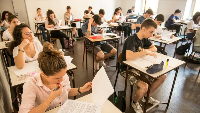 Elevi care susțin examen Foto: Shutterstock (rol ilustrativ)